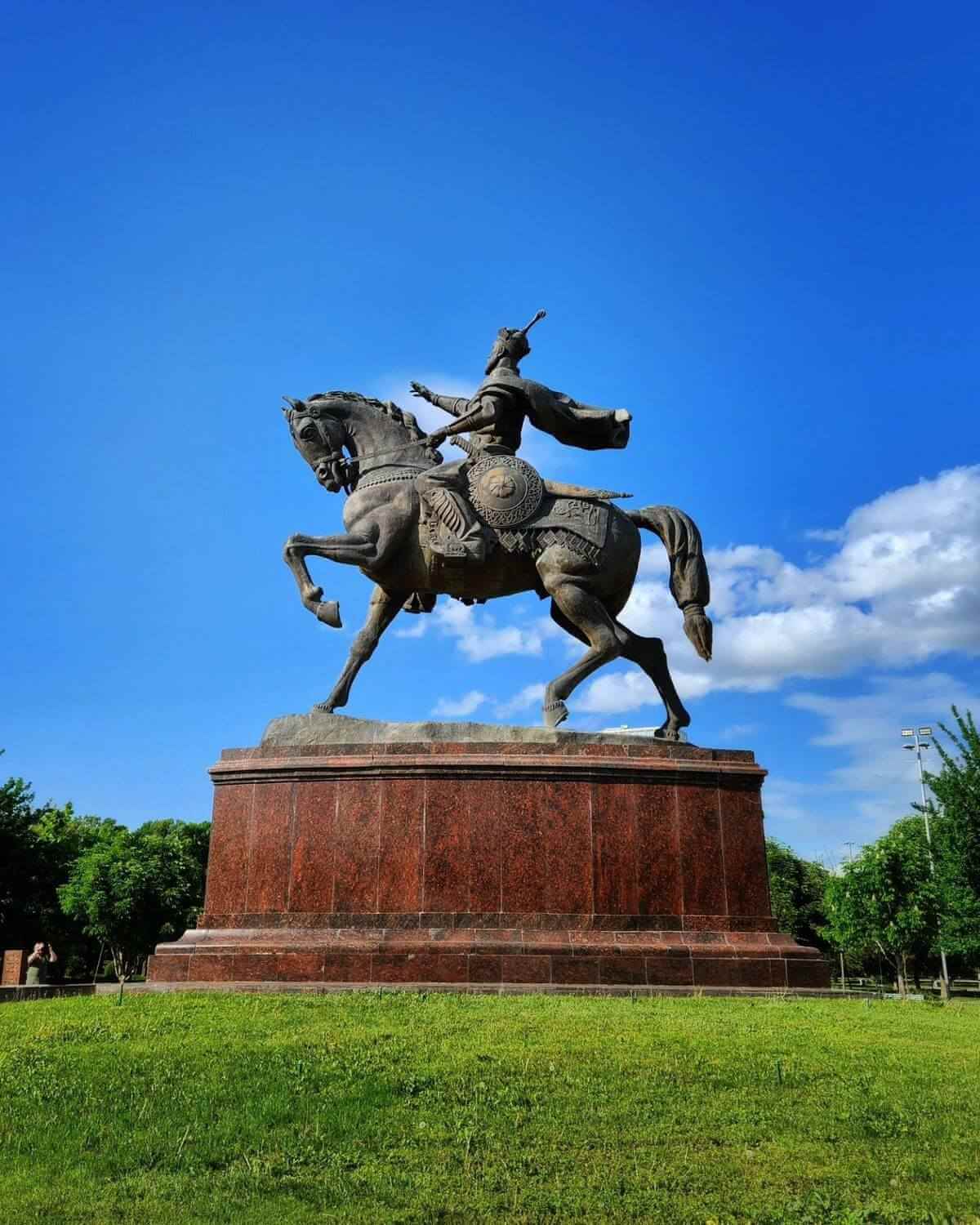 Площадь Амира Тимура